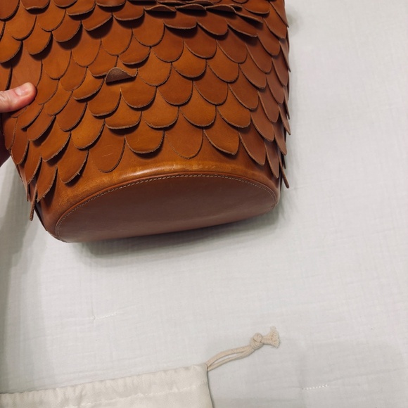 Mansur Gavriel Scalloped leather crossbody bucket in Camel - Picture 3 of 8
